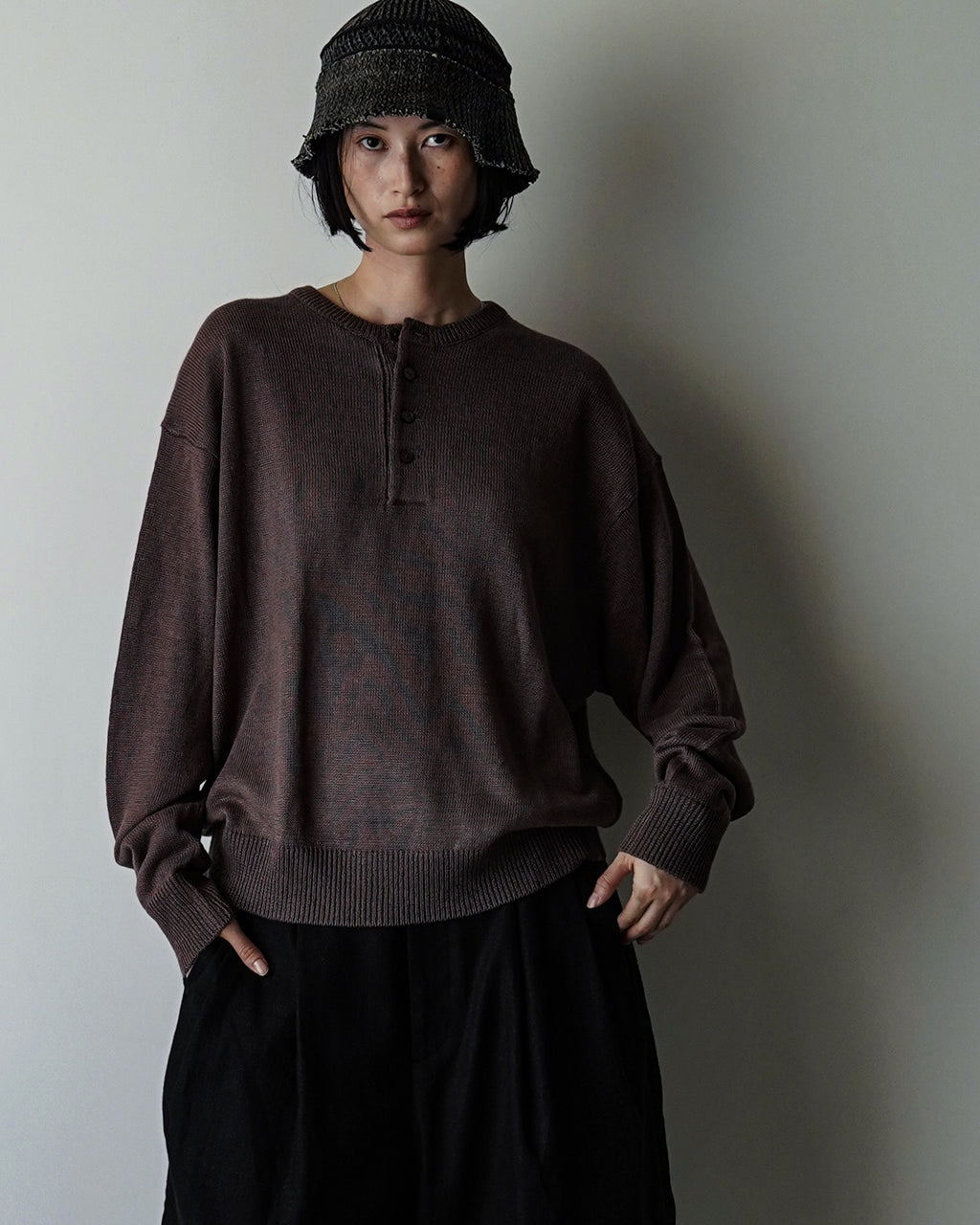 Linen Mid-Gauge Henley Neck Knit Pullover <#brown>