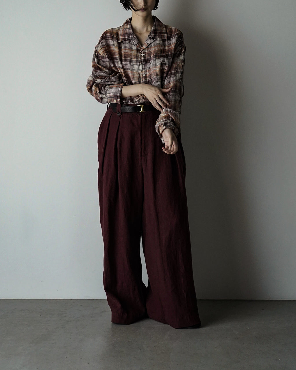 French Linen Back Belt 3Tuck Wide Straight Trousers <#burgundy>