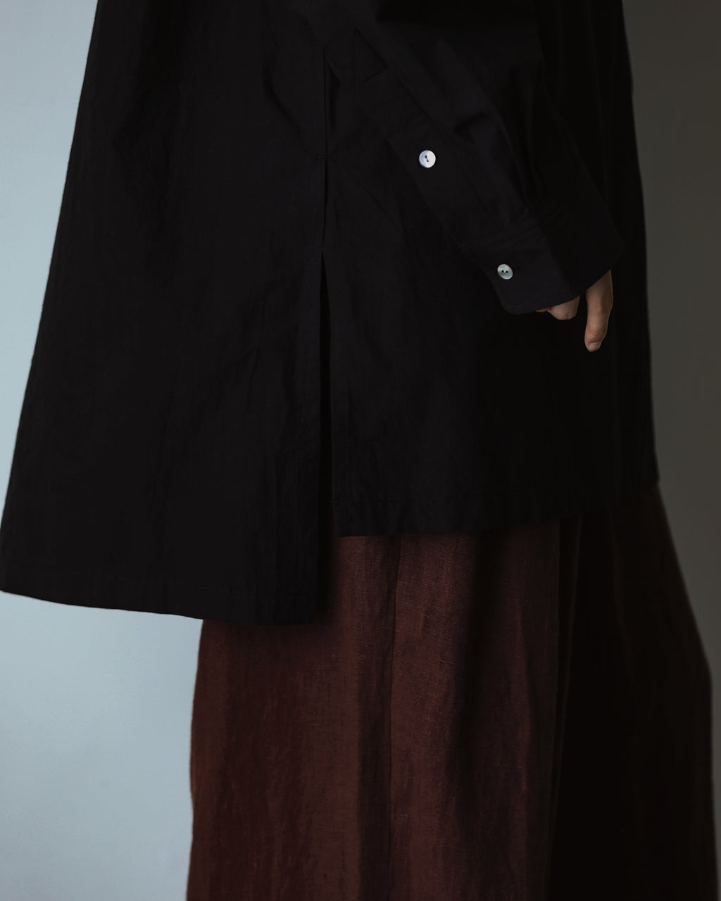 Organic Cotton Band Collar Side Slit Grandpa Shirt <#black>