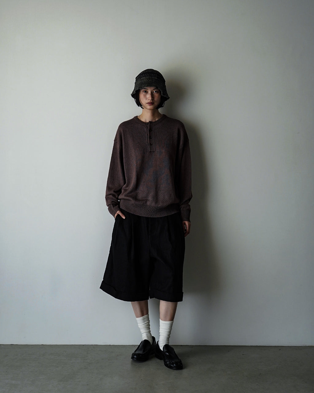 Linen Mid-Gauge Henley Neck Knit Pullover <#brown>