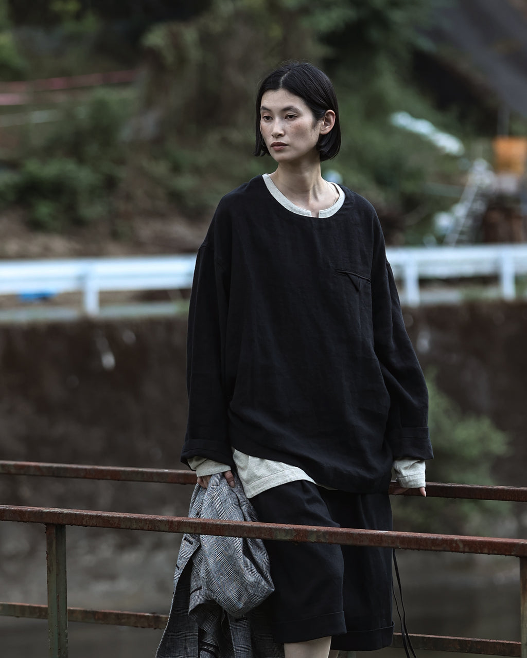 French Linen Side Shirring Long-Sleeve Pullover<#black>
