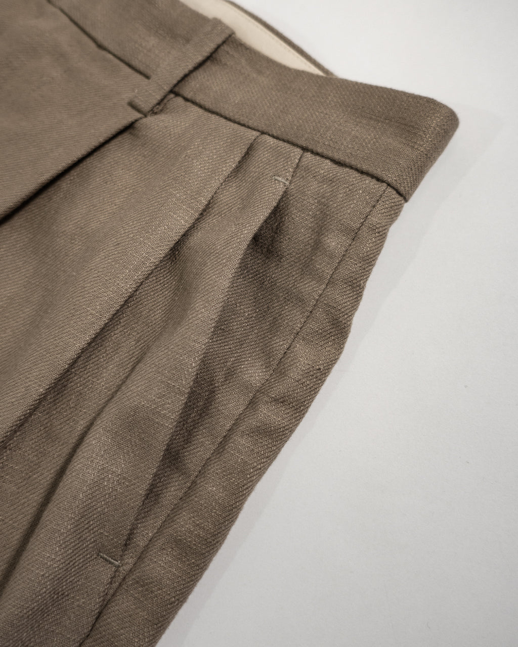 Linen Twill Coin Pocket 2Tuck Double-Hem Shorts <#beige>