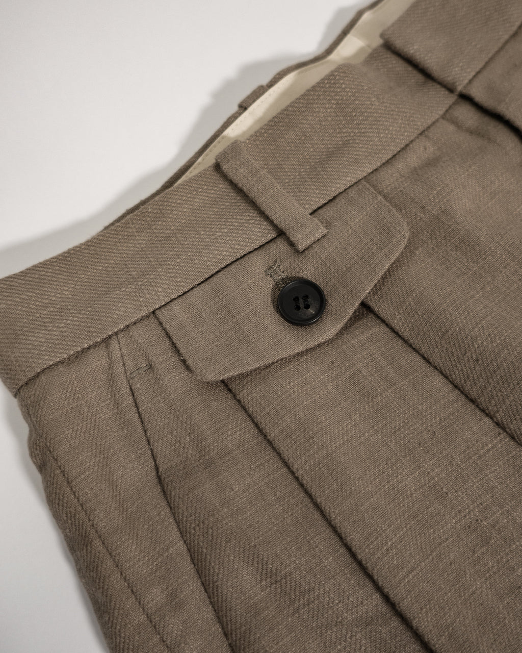 Linen Twill Coin Pocket 2Tuck Double-Hem Shorts <#beige>