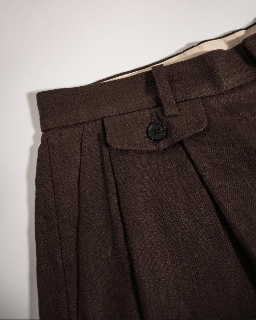 Linen Twill Coin Pocket 2Tuck Double-Hem Shorts <#browm>