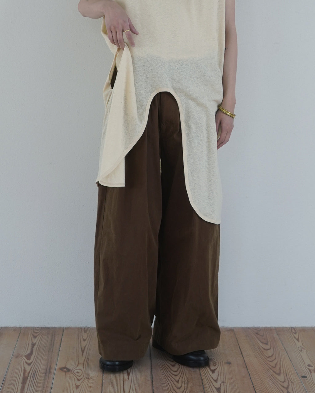 Linen Jersey Inner Layered Front Slit Tank Top <#ivory>