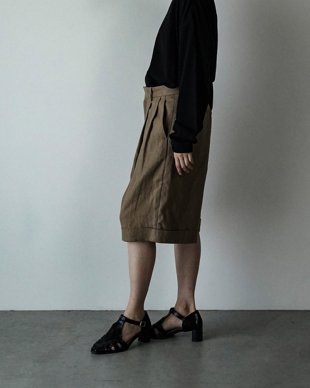 Linen Twill Coin Pocket 2Tuck Double-Hem Shorts <#beige>