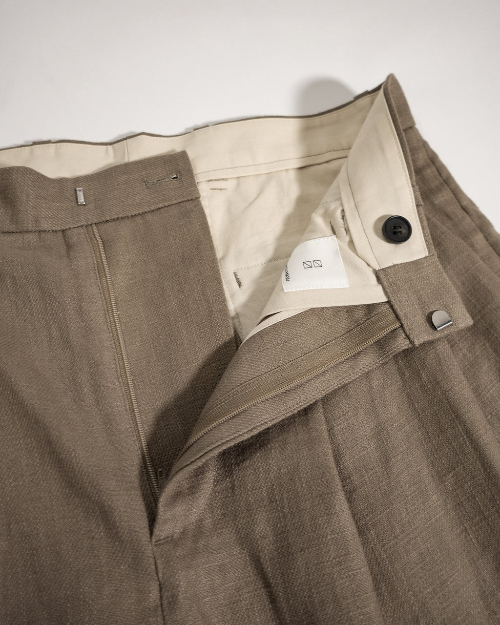 Linen Twill Coin Pocket 2Tuck Double-Hem Shorts <#beige>