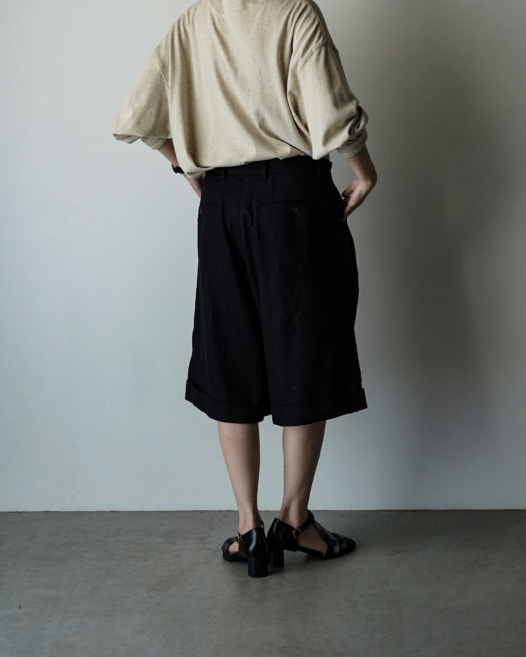 Linen Twill Coin Pocket 2Tuck Double-Hem Shorts <#black>
