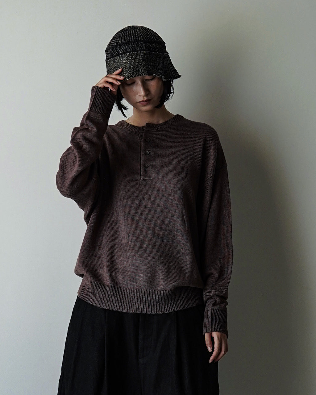 Linen Mid-Gauge Henley Neck Knit Pullover <#brown>