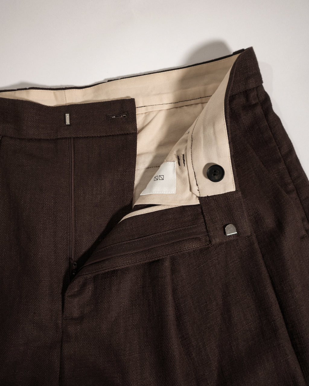 Linen Twill Coin Pocket 2Tuck Double-Hem Shorts <#browm>