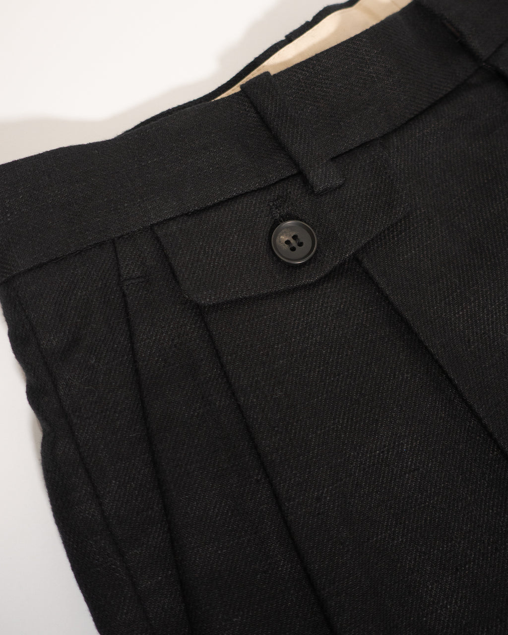 Linen Twill Coin Pocket 2Tuck Double-Hem Shorts <#black>