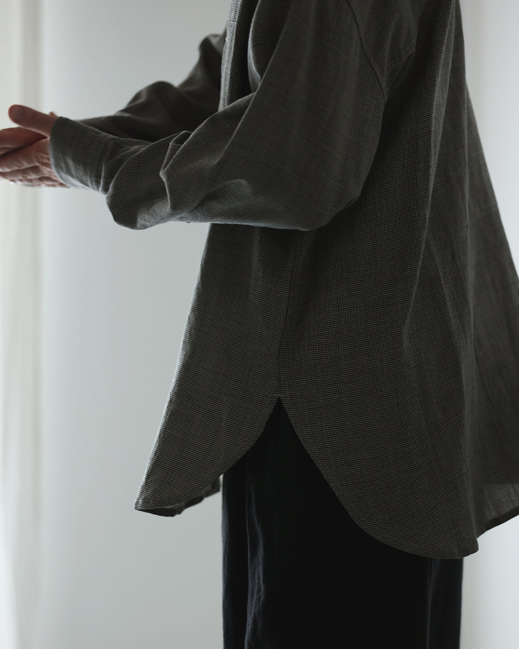 Linen-Tencel Double Pocket Regular Collar Over Shirt <#black×beige>