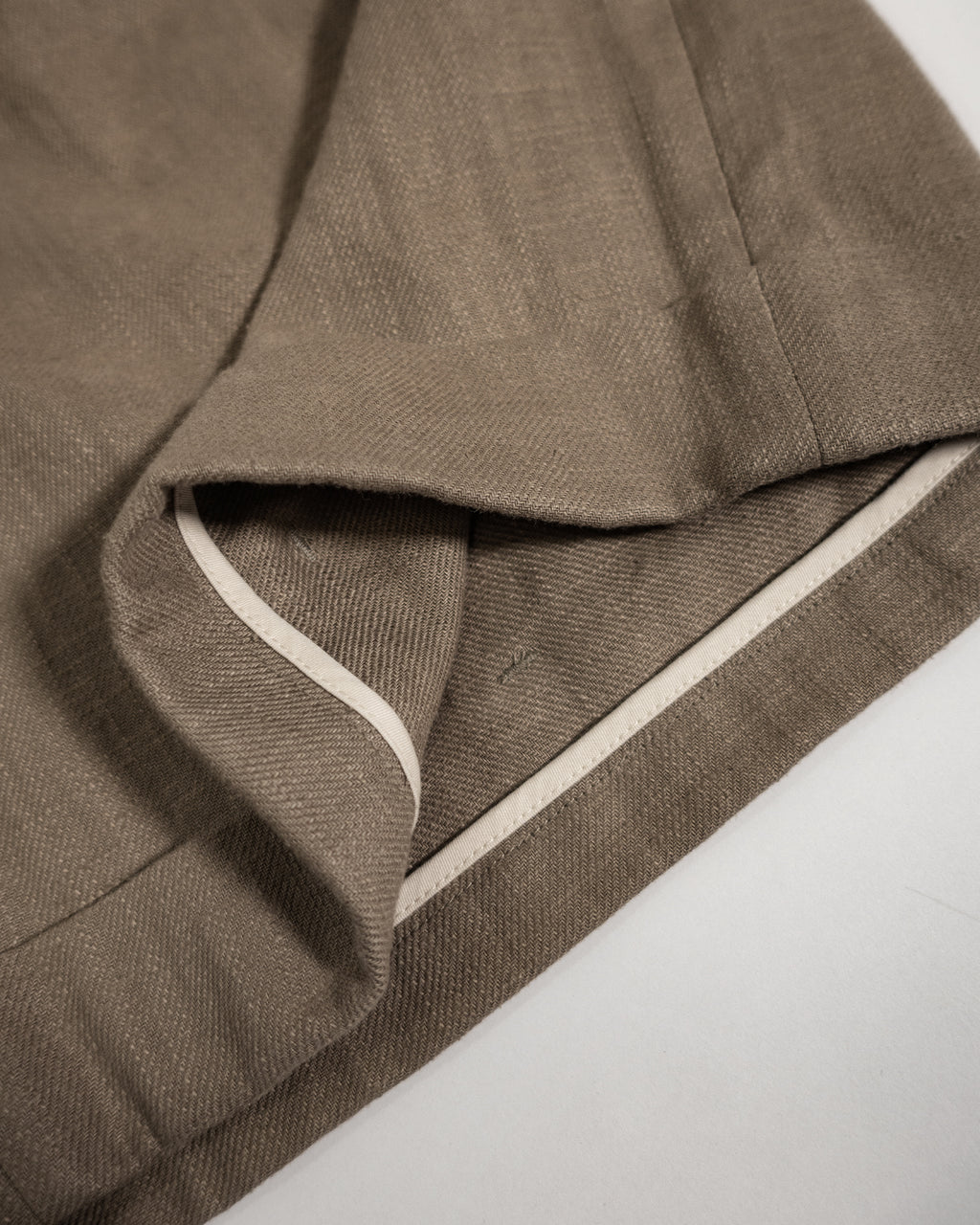 Linen Twill Coin Pocket 2Tuck Double-Hem Shorts <#beige>